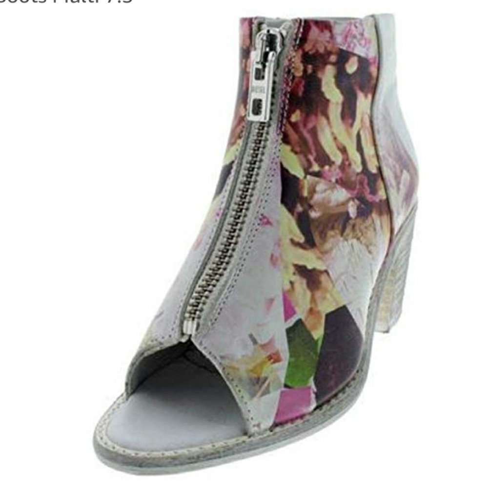 NWOT Deisel cream & floral boot; size 8